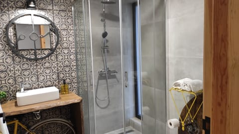 Junior Twin Room | Bathroom | Shower, rainfall showerhead, hair dryer, soap