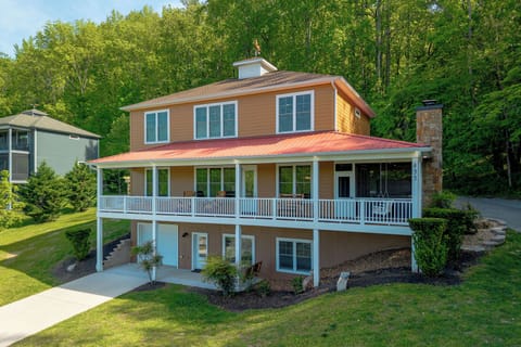 Steps to Floating Mill with lake access, family fun, and the best location.