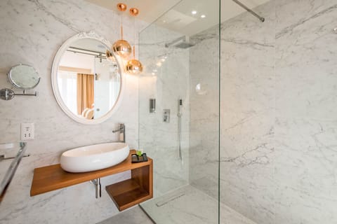 Senior Room | Bathroom | Free toiletries, hair dryer, slippers, heated floors