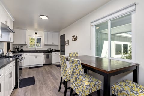 Eat-In kitchen with 4 extra seats