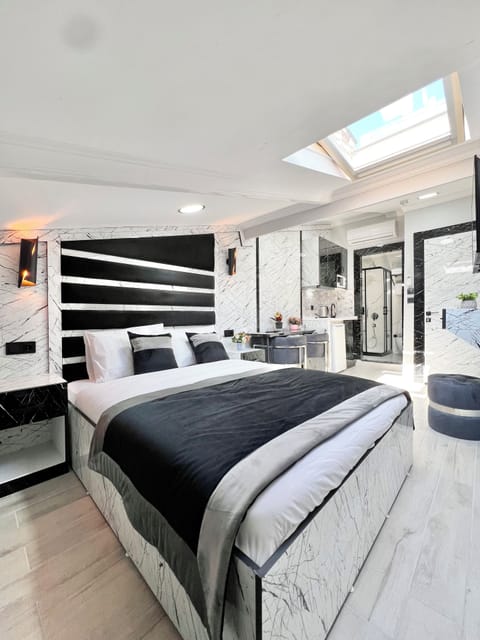 Design Studio | Premium bedding, in-room safe, desk, soundproofing