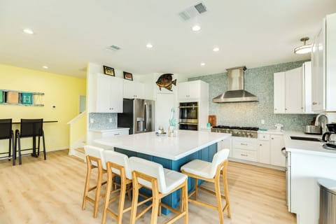 Additional seating for 4 at the breakfast bar