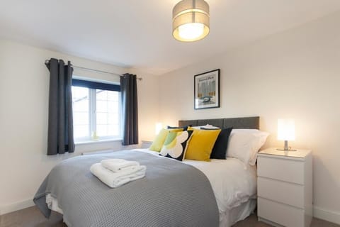Deluxe House | 3 bedrooms, iron/ironing board