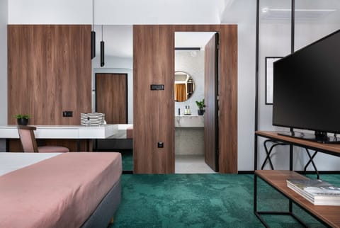 Junior Suite, 1 Bedroom | Minibar, in-room safe, desk, laptop workspace