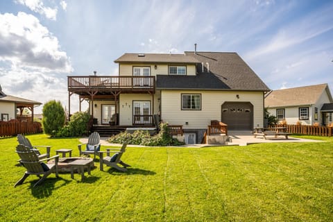 Fenced in backyard w/ hot tub, bbq & yard games