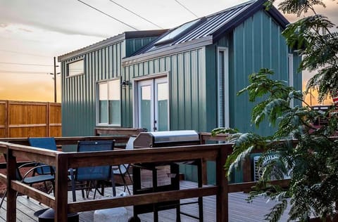 Relax on your private deck featuring outdoor dining, a BBQ grill, and a cozy fire pit. Perfect for morning coffee, sunset dinners, and evenings under the Zion sky.
