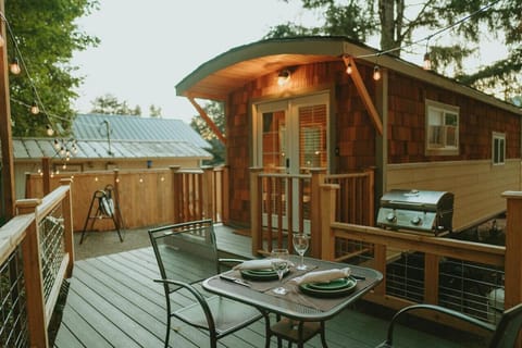 Spaciousness and relaxing vibes are what await you. Private whole house cozy cottage on relaxing burbling creek. Gateway to the McKenzie River recreation area where you can enjoy mountain bike riding, rafting, hiking, kayaking, canoeing, camping, tubing,