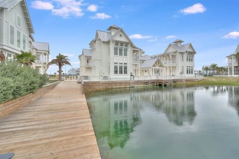 Lake View of Edgewater Escape