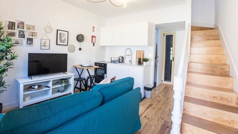 This bright, open-plan space effortlessly connects the living area, a compact kitchen, and a charming wooden staircase.
#OpenConcept #CozyLiving #LovelyStay