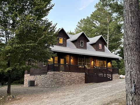 Stunning Stonewood Cabin! Your cozy getaway place. Perfect for two families with two master suites plus a bonus game/bunk room for the kids [with adult approved comfortable bunk beds].