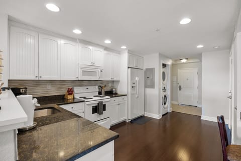 Kitchen, fully stocked with cooking/eating/drinking utensils