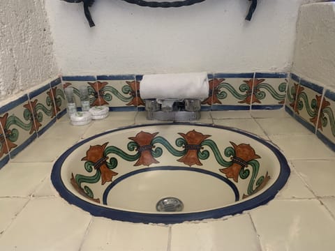 Family Room | Bathroom | Shower, rainfall showerhead, hair dryer, towels