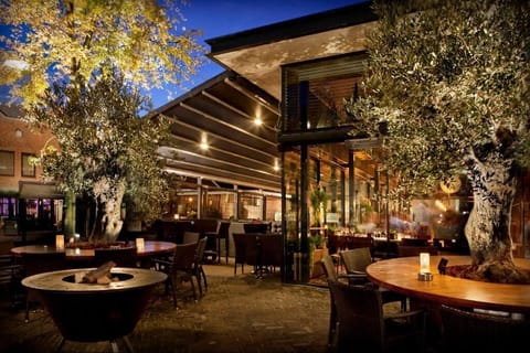 2 restaurants; lunch and dinner served