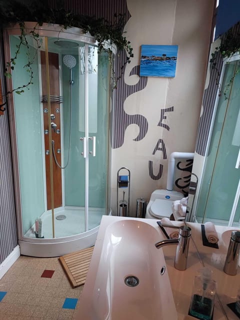 Deluxe Quadruple Room | Bathroom | Shower, rainfall showerhead, hair dryer, towels