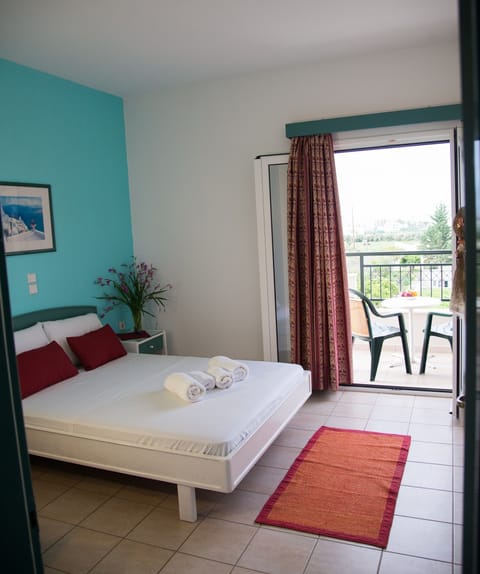 Superior One Bedroom Apartment | Desk, free cribs/infant beds, bed sheets