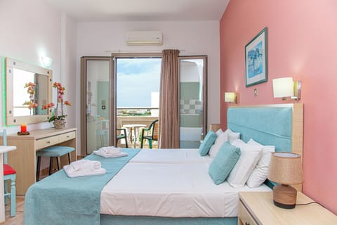 Standard Studio | Desk, free cribs/infant beds, bed sheets