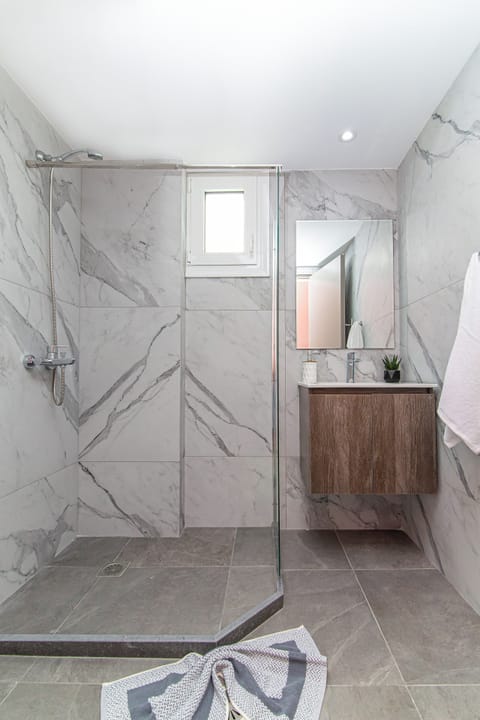 Standard Studio | Bathroom | Shower, hair dryer, towels