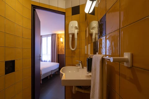 Superior Double Room | Bathroom | Shower, hair dryer
