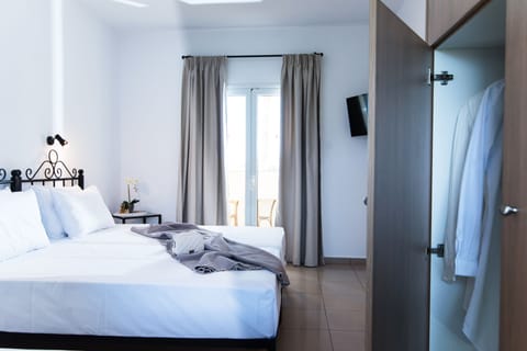 Superior Studio | Desk, iron/ironing board, free cribs/infant beds, free WiFi