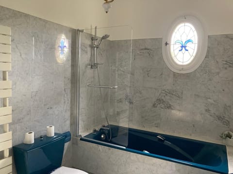 Family Suite, Garden View | Bathroom | Free toiletries, hair dryer, towels, soap