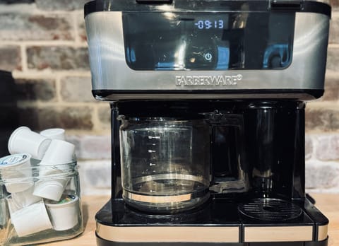 Full size coffee pot with k-cup option.  