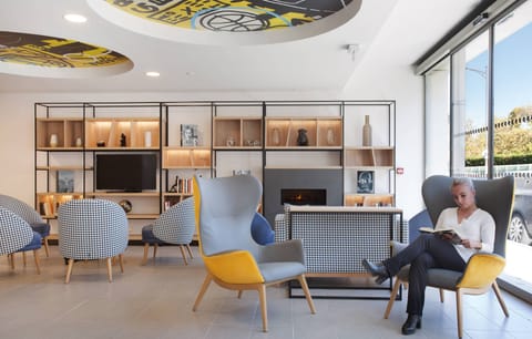 The welcoming lobby provides a lounge area for guests to relax.