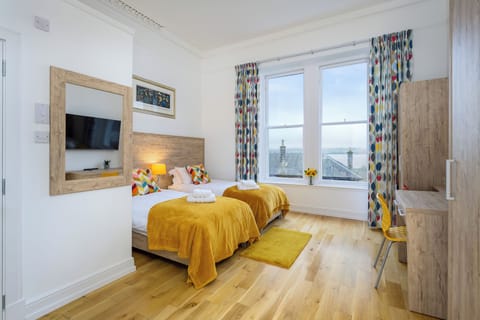 Junior Suite River Views | Egyptian cotton sheets, premium bedding, pillowtop beds, blackout drapes