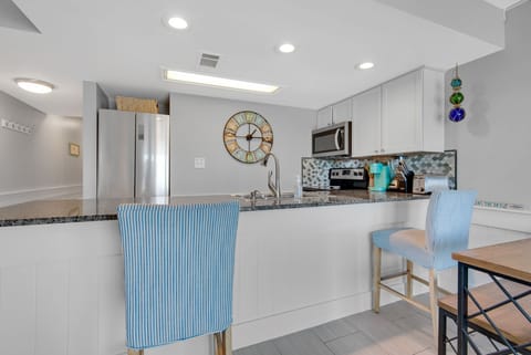 Kitchen has Eat in Bar