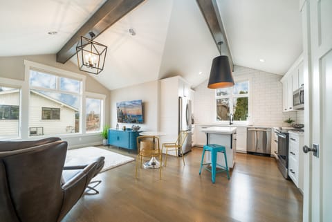 Newly remodeled Gues House near the beach/parks and Downtown Kirkland.