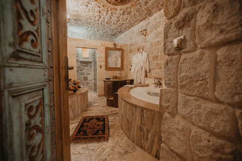 PIRINCLI ROOM | Bathroom | Combined shower/tub, jetted tub, rainfall showerhead, free toiletries