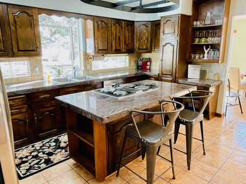 Fully stocked w/ pots & pans, dishes, cooking utensils, coffee maker/grinder +