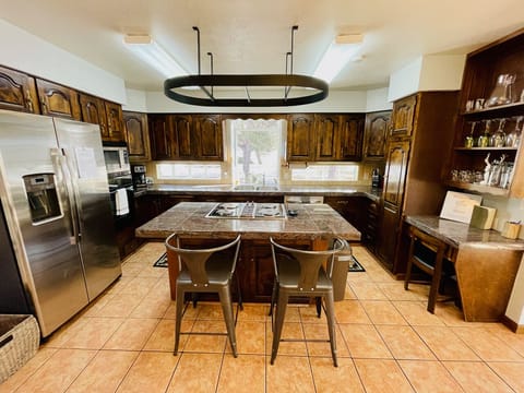 Spacious, fully stocked, granite kitchen w/island & stainless steel appliances 