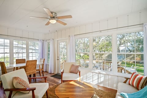 Sun room, additional dining space, or work area. This space can be closed off. 