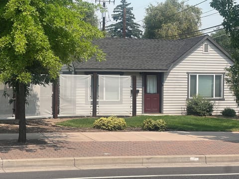 Cute Bungalow downtown Redmond