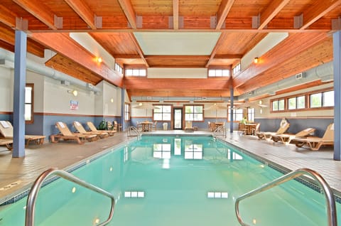 Indoor pool, sun loungers