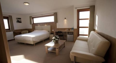 Suite | Minibar, desk, free WiFi, bed sheets