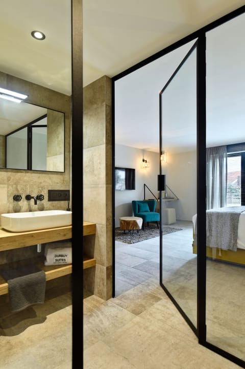 Shower, rainfall showerhead, free toiletries, hair dryer