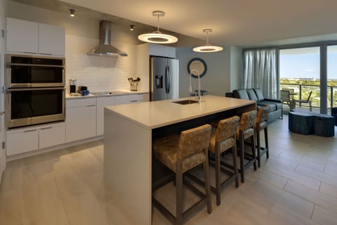 Full-size fridge, microwave, oven, stovetop