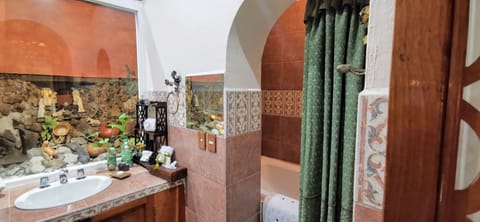 Deluxe Double Room, 2 Bedrooms | Bathroom | Hair dryer, towels, soap, shampoo