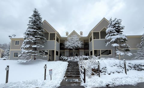 Wake up to partial views of the Presidential Mountains in this inviting single-level Stickney Circle condo