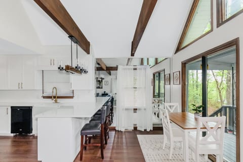 Large peninsula with seating and breakfast nook with views to the lake