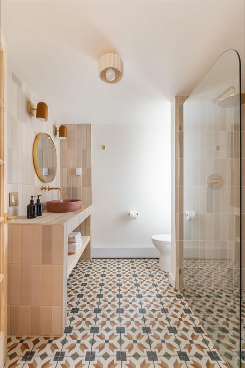 King Champlain | Bathroom | Hair dryer, towels, soap, shampoo