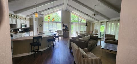 Spacious Main Floor Entertaining Area- New Furniture 5/24
