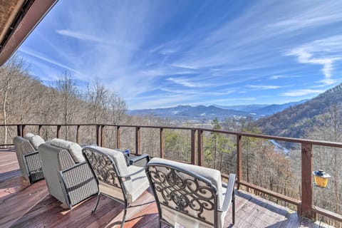 Waynesville Vacation Rental | 4BR | 4.5BA | Stairs Required | 2,000 Sq Ft