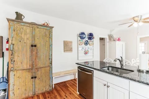 Extra storage cabinet and a dishwasher to get you back onto the Beach quickly!