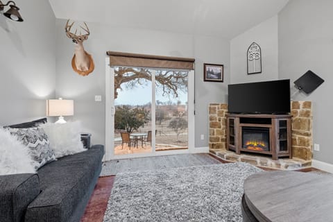 House, 2 Bedrooms | Living area | Smart TV, fireplace