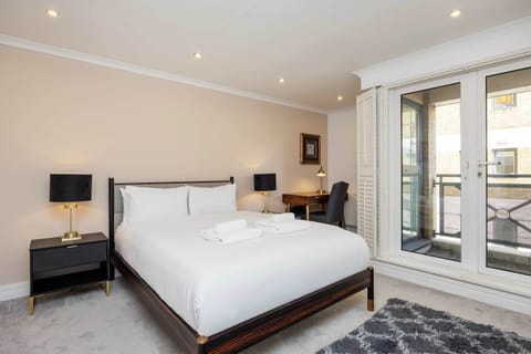 Apartment (2 Bedrooms) | 2 bedrooms, premium bedding, desk, laptop workspace