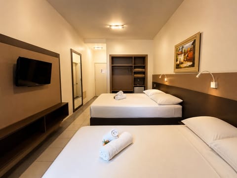 Deluxe Triple Room | Minibar, desk, WiFi (free), bed sheets
