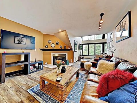 Decent sized living room with Smart HD TV, fireplace, mountain views