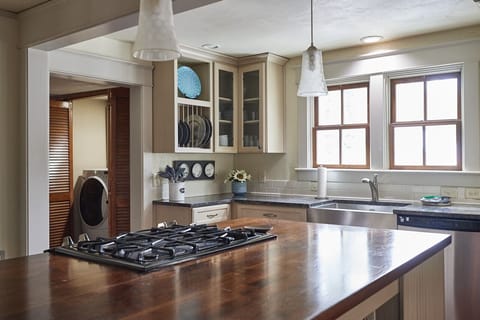 Full Kitchen -  Island has seating for 4